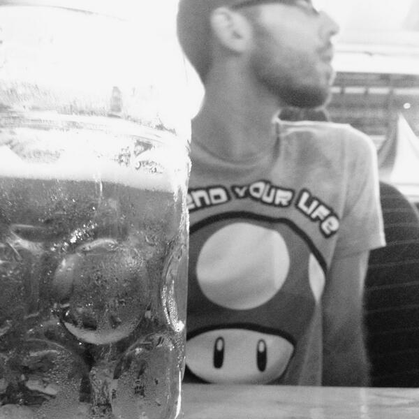 jcconca's tweet photo. En el oktober fense cervesa en companyia inmillorable @serbelda @EmmaMompo @MarDuez http://t.co/kQbPmqJSzu