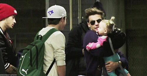 PaparazziCL's tweet photo. Too cute. @LouTomlinsonCL http://t.co/jOiSsCt2tf