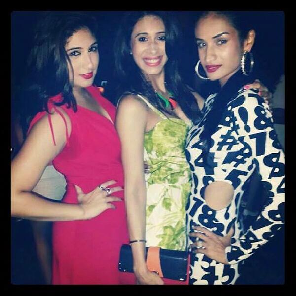 KishwerFC's tweet photo. Looking sexy! @KishwerM #friends @Babiejaan http://t.co/3f5qOaLXck