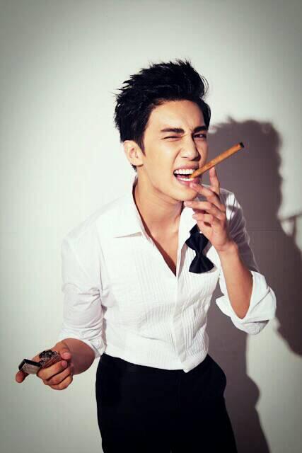 JungMin0403_'s tweet photo. 참! 보름달보면서~소원 빌어도되나~?^^ 난...울 가족들과 계속~함께하길..♥ 사정이 있어 떠난 가족들도 역시 보람차게 살길..!♥새 얼굴 찾아 떠난 가족들에겐.. 내가 그리워지게 더 멋져지는 내가되길!^~^ http://t.co/TDpyslvlAM