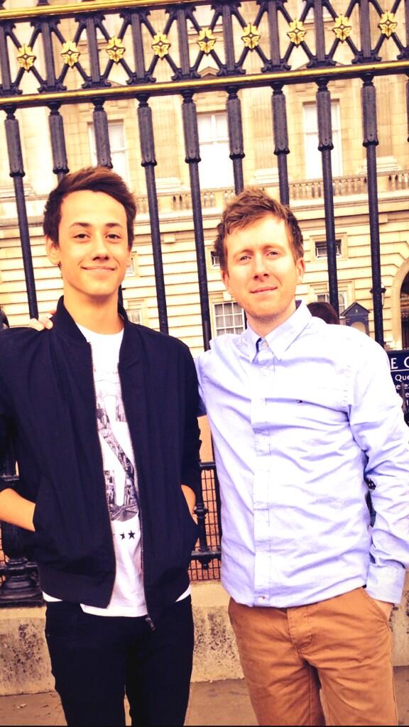 EccoDrama's tweet photo. Kaine Ruddach absolutely loving having photos outside the palace...

#cringeeeee http://t.co/kx7SfwSsrR