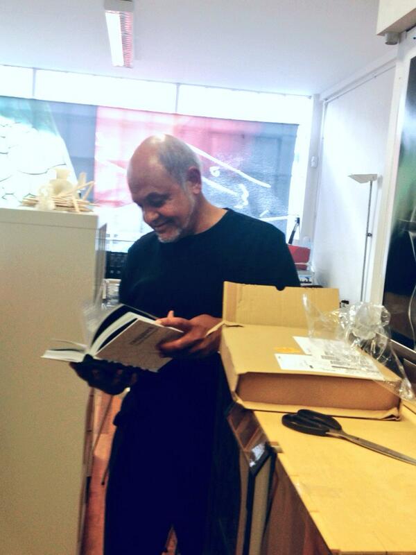 #Crossover has arrived! <a href="/CecilBalmond/">Cecil Balmond</a> sees first copy of his new book. 12 projects. 4 yrs in the making. Finished!