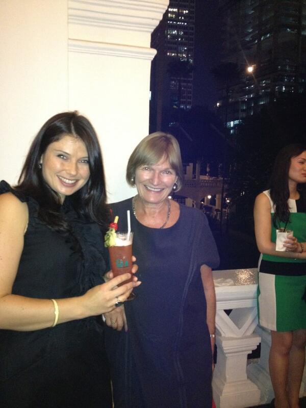 Enjoying a Singapore Sling <a href="/raffleshotel/">Hong</a> Presidential Suite with @travelf1 <a href="/Nick_Hayes/">Nick Hayes</a> &amp; @domreillyltd <a href="/F1NightRace/">SingaporeGP</a>