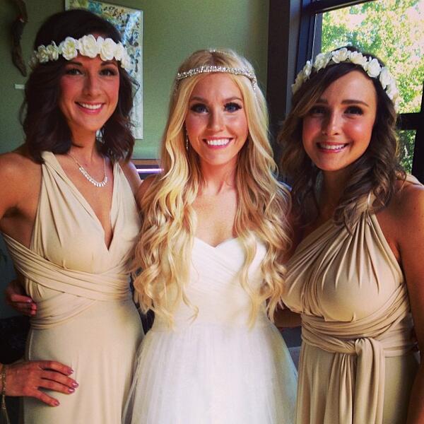We love this photo of this bride w/ her #bridesmaids in almond #vonvonni #wedding #IWrappedItMyWay
