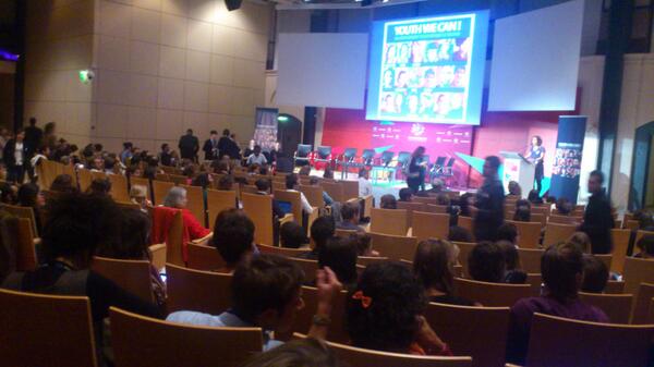 Slyan's tweet image. Youth We Can! 500 jeunes dans une salle surchauffée pour changer le monde #convergences #YouthWeCan #i4p