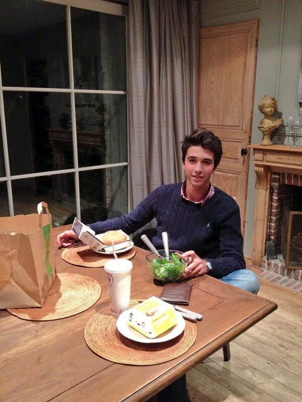 StoopTessa's tweet photo. Diner en tête-à-tête #macdosalade @bverkindere http://t.co/NPpbCXSwLo