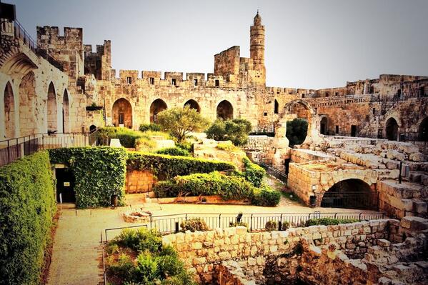 في #القدس؛ أبنيةٌ حجارتُها اقتباساتٌ من الإنجيلِ والقرآنْ #فلسطين #غزة #الاقصى #تميم_البرغوثي #غرد_بصورة_من_فلسطين