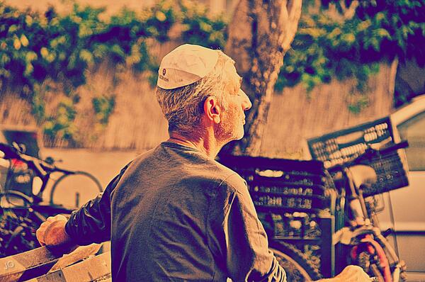 PLinIsrael's tweet image. Chag #Sukkot #Sameach from the Embassy of #Poland in #TelAviv - photo: a man in Tel Aviv on the eve of the Sukkot