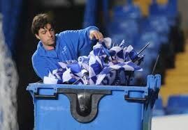 Abrar_aahmed's tweet image. "@PaulRogers69: Meanwhile at Chelsea http://t.co/Mk2BhBnjGp" hahaha #plasticflags #plasticfans