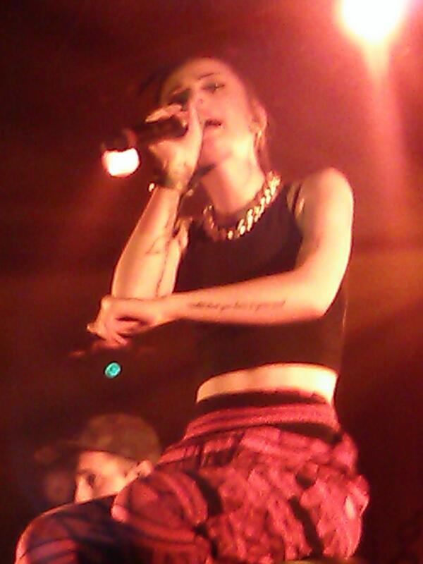 SamiahLovesCher's tweet photo. Told cher i loved her then she held on to her heart and smiled http://t.co/pGzPuJlPmv