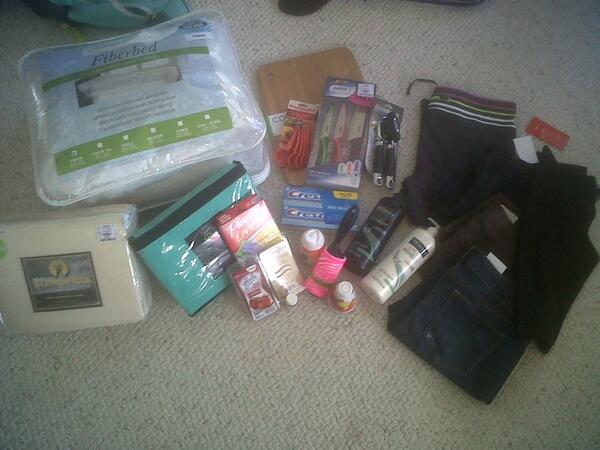 MichailaTurner's tweet image. Grandmas are the best!! #mattresscover #2setsofsheets #2pairsofjeans #2pairsoflegging #randomhosestuff