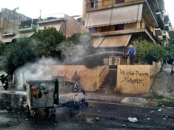 LucyKafanov's tweet image. This scene really moved me. An elderly man copes with the aftermath of the violence outside his home.