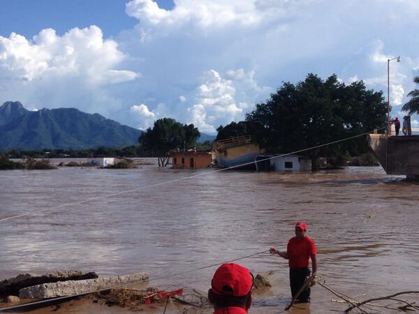 zac_phoenix's tweet photo. @JMRivaPalacio cd.altamirano region de la tierra caliente sin comunicacion aver si lo difunden por favor http://t.co/HUPBiV015U