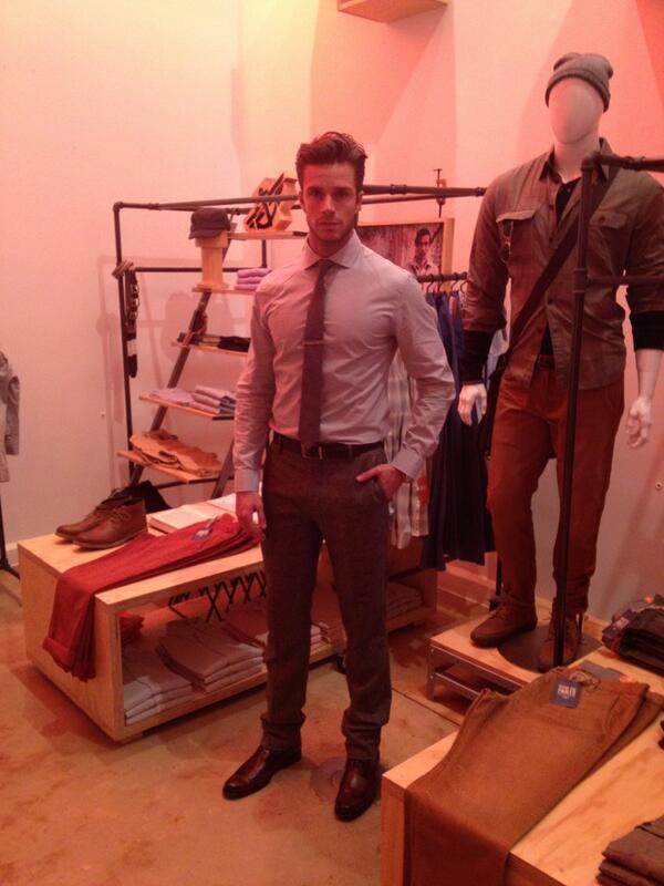 cosmopolitanmx's tweet photo. Nosotras estamos encantadas, vean qué hombre tan guapo nos encontramos en    #alphastore. #cosmonight http://t.co/9Fd6HrSa5k