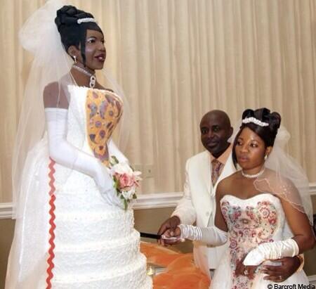 MsSoulistic's tweet photo. "@MsStaceL: Up browsing wedding cakes and stumbled across this...😳 This is so narcissistic. http://t.co/mQRUKKMc7H" <---- smh why???? Lmbo!