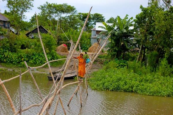 maman_aya's tweet photo. RT @TaskinR A mom returning home with groceries need mor investment in infrastructure in #bangladesh http://t.co/YKwlzC23aI #moms4mdgs