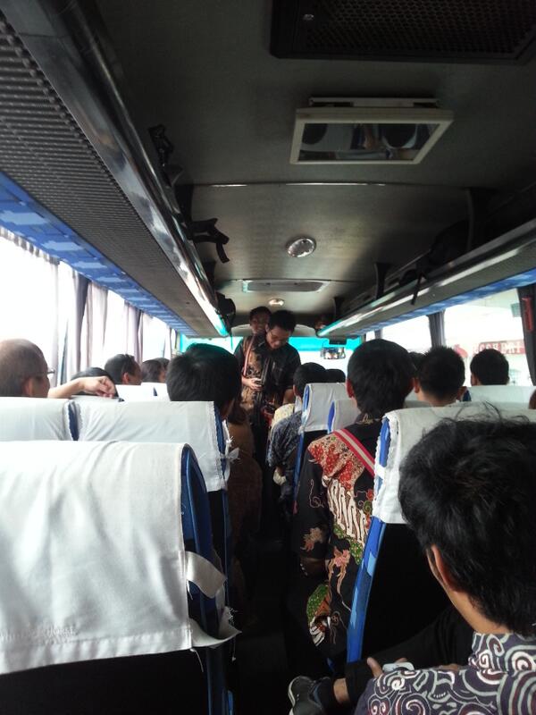 penkyoye's tweet photo. Peserta yang terlambat ckckckckckckck budaya indonesia @ToyotaID #TOCIIMS2013 http://t.co/GBVzxO41va