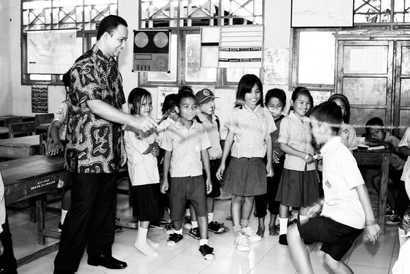 WCL2014's tweet photo. sebelum ada Indonesia Mengajar @aniesbaswedan sering sempatkan jalan ke sekolah2 di daerah2 terpencil http://t.co/zaYvZlU3Px
