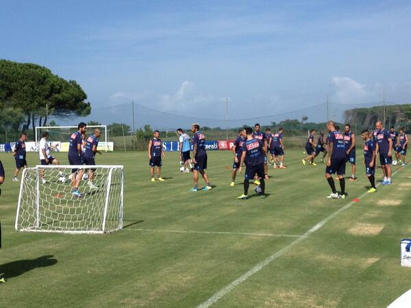 Dopo la vittoria di ieri sera la squadra è già in campo a #CastelVolturno per l'allenamento #ForzaNapoliSempre