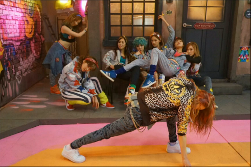MsKwonYuri05's tweet photo. HAHA. xD Lol. Look at Hyoyeon. :D http://t.co/ijdGAzB7LI