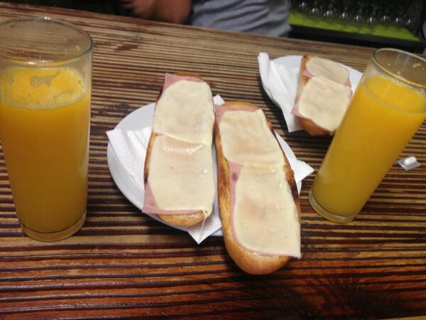 bernabenegras's tweet photo. Desayunando con @Francis7negras http://t.co/wLQGOajh21