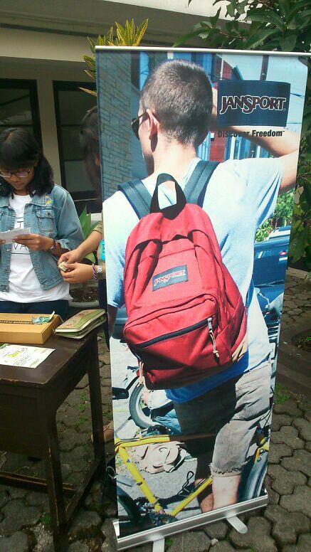 EOCmgt's tweet photo. Cc @JanSport_ID  “@bdgroadtrip: Jansport dan BRT di @smansabandung http://t.co/yhECHzv7E9”
