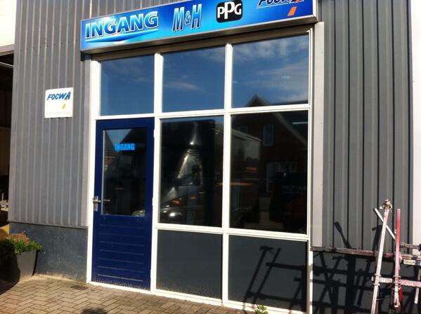 Spiegelwandje voor <a href="/mh_autoschade/">M&H autoschade</a>, raamfolie