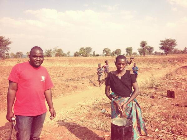 OrganicCarl's tweet photo. Collecting soil samples of Malawian farmers for #AfricaRISING is hard in the dry season but we can still smile ;-) http://t.co/eioOV0zor8