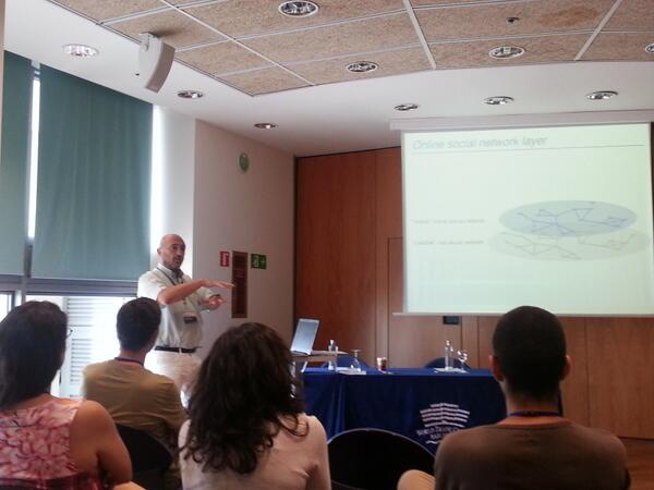TahaYasseri's tweet image. Janos Kertesz talks about spread of innovation using Skype data #collectivecontagion #eccs13