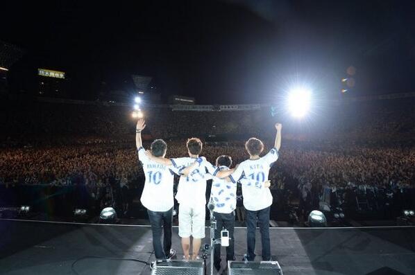 gotch_akg's tweet photo. 捕獲された宇宙人じゃないよー。 RT @poromeriakg: この写真、涙が出てくる。ゴッチがメンバーの肩に手が届いてなくて、涙が出てくる。 http://t.co/iLSX1FUKhW