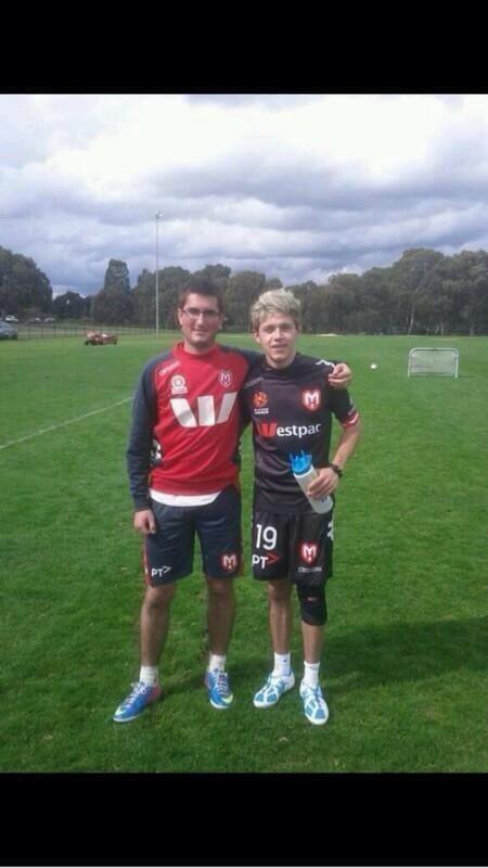 rainbowdash819's tweet photo. Niall yesterday with a member of the Melbourne Heat soccer team #2 http://t.co/W2IHOYeWKI”"