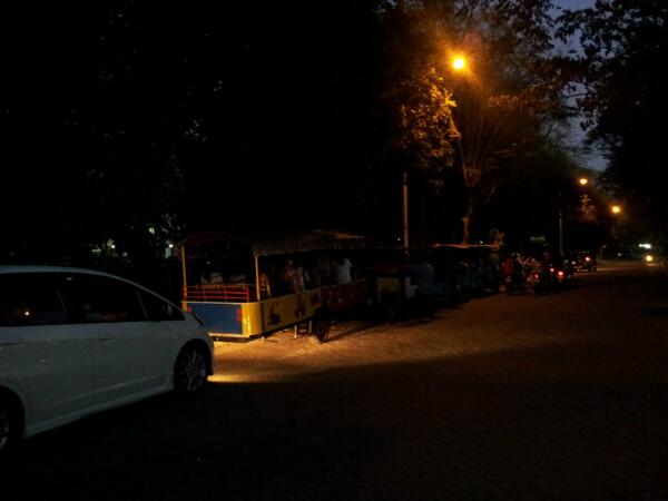 its_campus's tweet photo. #ITS107 RT @HIMASTHAPATI: Persiapan arak arakan wisudawan/wati 107 di depan kampus arsitektur ITS :D http://t.co/zCAzJgDAPf