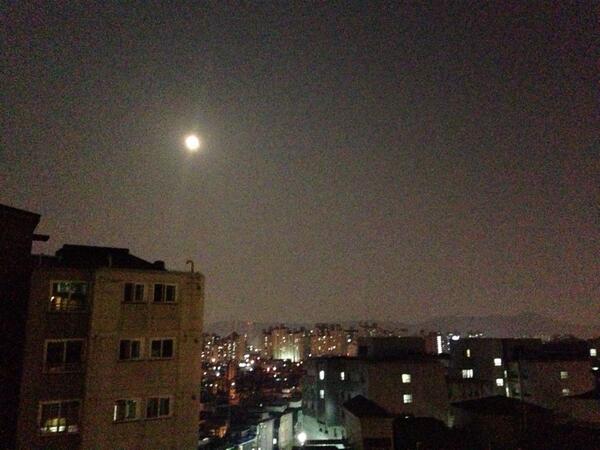 opensil's tweet photo. 달이 참 밝다 http://t.co/FfieKyenjZ