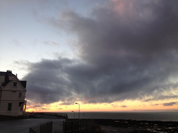 BriteEyedViolet's tweet image. Enjoying the beautiful Margate sky opposite @FortsCafe before an evening of book fun @FortsBookShare