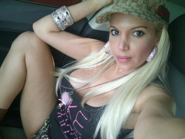 RoseMonroeBooty's tweet photo. Buenos dias a todos. Un beso dios me los bendiga http://t.co/4SE4j4Lpbj