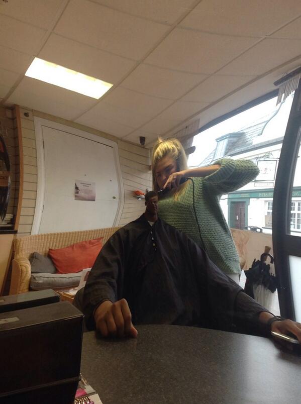 ElysiaHope's tweet image. Taking pea head to a new level @GracePMiles @Hopey88 #smallhead