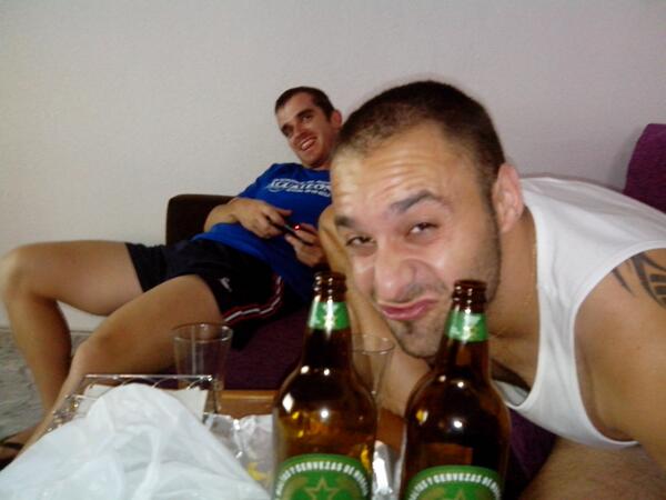 FranxuSanxezRob's tweet photo. @JKReptile al final he tenido que comprar yo los litros y venir a casa de @Tanky_4 con @er_brajan #PocaVerguenza http://t.co/gFAof8CHgY