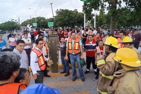 luis_borjas's tweet photo. Este Día Nacional de Protección Civil  @SEDESOL_mx fortalece cultura de la prevención con un simulacro de evacuación http://t.co/Zsh9ZX2VF5