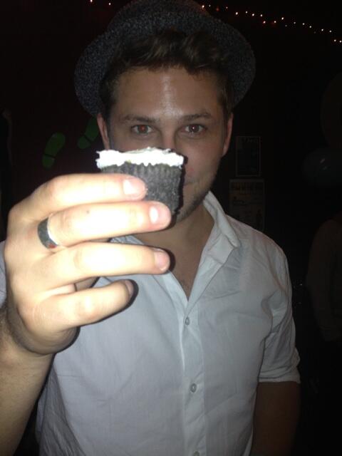 darrenlangmagic's tweet image. The amazing "Guinness" cupcakes made by the even more amazing @Lucyjezzabelle for Tim in the Pub tonight.