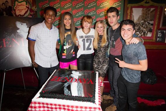 bellathorne's tweet photo. these peeps <3 will always have my love! xo
i am really proud of u z :) http://t.co/NqaaIYH8sP