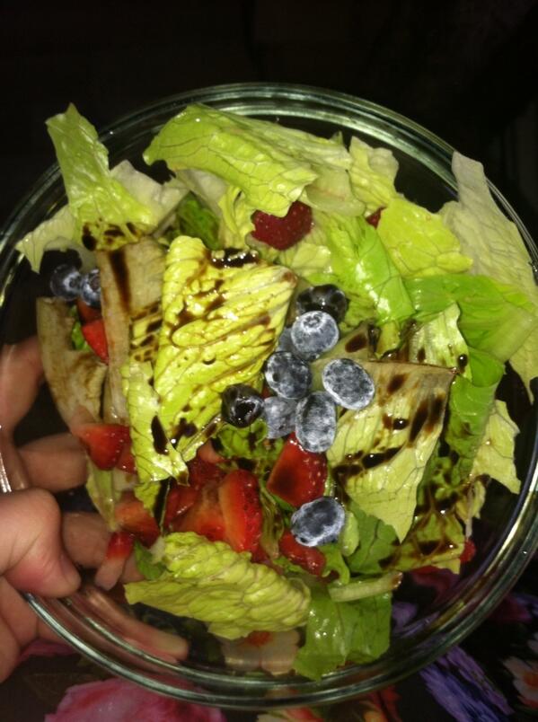 FitOnAMission's tweet image. Yummy salad with berries and balsamic vinegar.