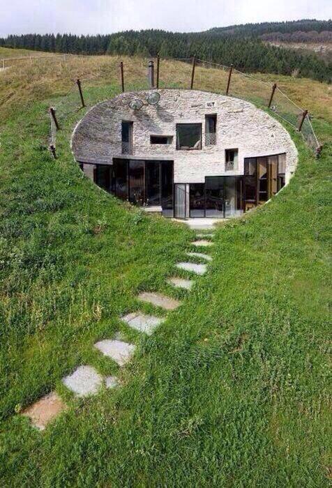 RandomaPictures's tweet photo. House in a hill. http://t.co/la5JvpAprz