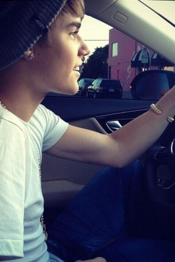 bostonbiebs76's tweet photo. His smile and the beanie oh my gosh this picture is too much. I love it http://t.co/RyieQ7IySu