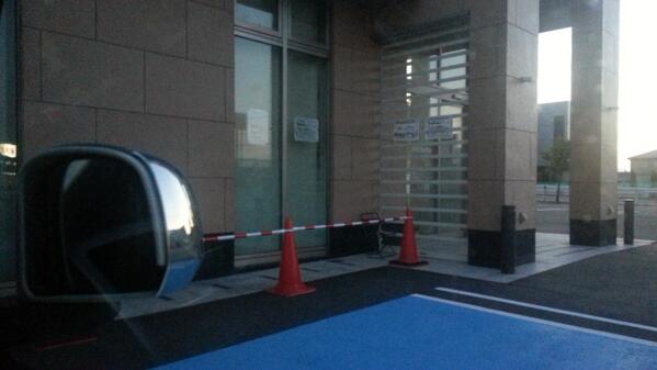 seventen55's tweet photo. この時間になっても誰１人として並んでないw東京じゃ300メートルだなんだ言ったとこで、所詮こんなもんか。 http://t.co/STqzGJHb8s