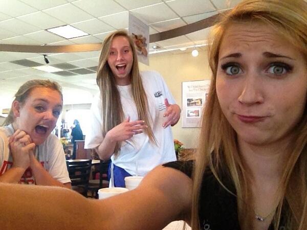 Maddi_Walls's tweet image. Study buddies💕 @a_youlee @BriMurrayy  #idontknowwhattodowithmyhands