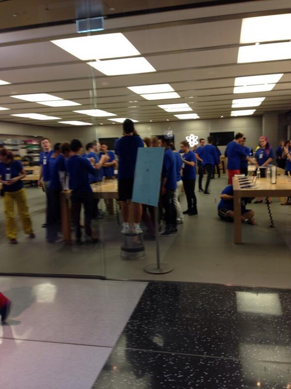 RoamingStudio's tweet photo. Apple staff soon the new iPhones. 45 min before store opens and to become experts :) http://t.co/g7hwUaj0Gs