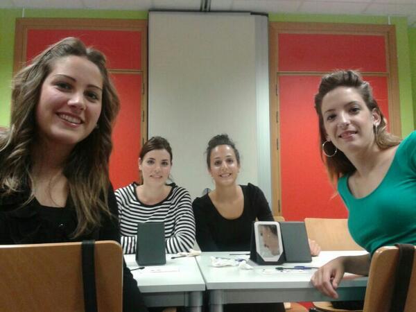 el_revol's tweet photo. Como se cuidan las de El Revol! Tarde de chapa y pintura. Las mas guapas!! Jaja #Cursodemaquillaje http://t.co/4Wl2erXXry