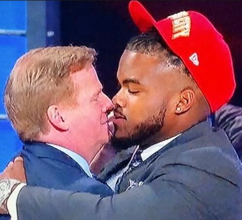 BuzzFeed's tweet photo. The 23 Most Awkward Moments In Hugging History http://t.co/gDlYZRN0op http://t.co/6fAPiJ4SZM