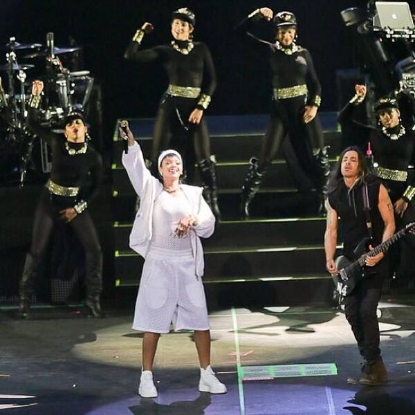 PhilippineStar's tweet photo. [PHOTO] R&amp;B Superstar @Rihanna rocks Manila in her #DiamondsWorld Tour @MOAArena yesterday night [via Mong Pintolo] http://t.co/NEBajQcpPU