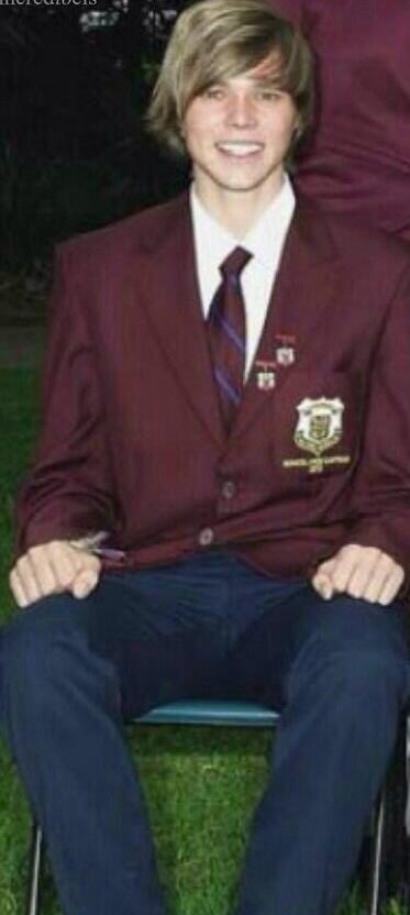 5SOS's tweet image. THAT hair lol